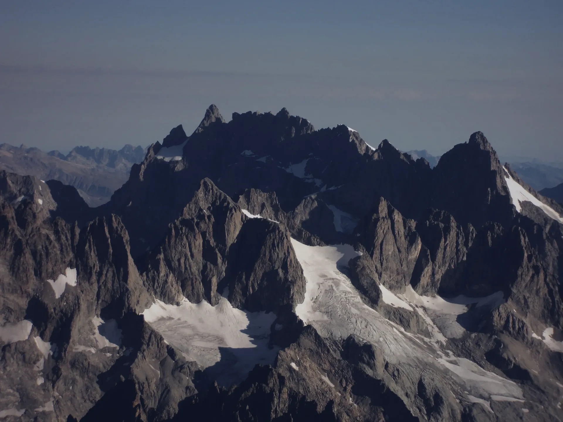 La Meije et le Pic Gaspard, arêtes rocheuses et glaciers sous un ciel sombre