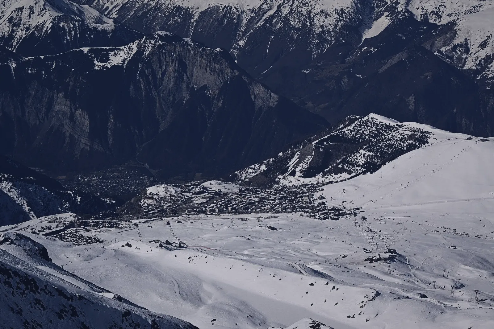 Vallée enneigée vue depuis le Pic Blanc, au-dessus de l'Alpe d'Huez